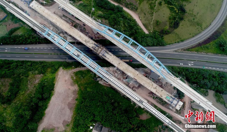 橋の上に停車した綿瀘線のテスト用車両。下を走るのは高速道路（ドローンによる撮影?劉忠俊）。