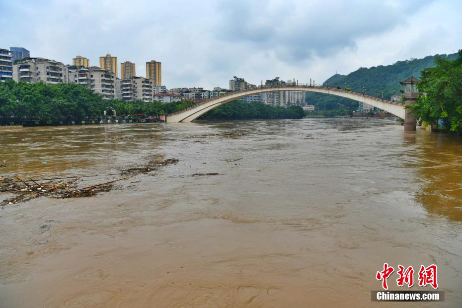 水位が洪水警戒ラインを上回った重慶市綦江區（撮影?陳星宇）。