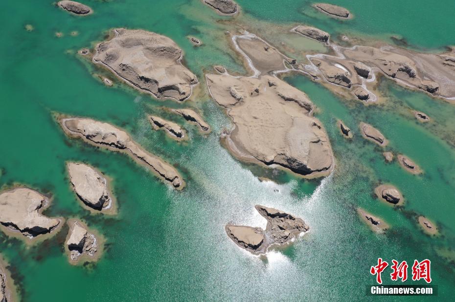 7月7日、上空から撮影した、青海省海西州ツァイダム盆地にある烏素特水上雅丹地質公園の水上のヤルダン巖（ドローンによる撮影?廖華煜）。