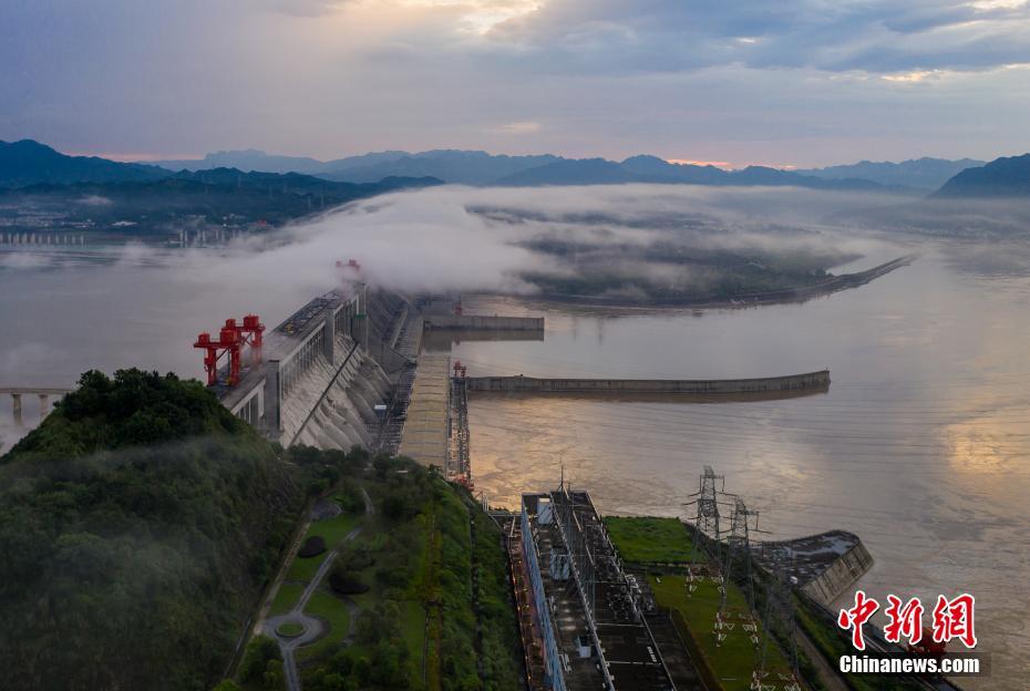 7月9日、湖北省宜昌市で、上空から撮影した三峽ダムと三峽発電所右岸の外部への送電線（寫真著作権はCFP視覚中國が所有のため転載禁止）。