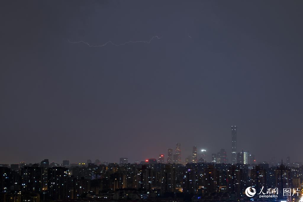 7月12日未明、予報通りの豪雨となり、北京上空に走った稲妻（撮影?翁奇羽）。