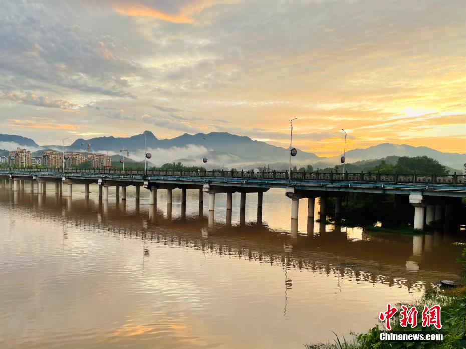 湖北省宣昌市遠安県で、大雨が降った後、美しい夕焼けの景色がが広がった市街地（撮影?劉中一）。