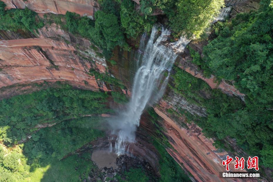 赤水丹霞旅遊區佛光巖景勝地（ドローンによる撮影?瞿宏倫）。