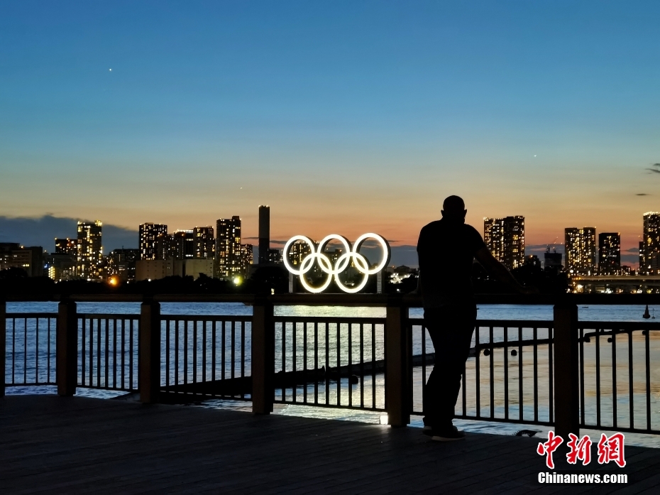 7月22日、東京灣岸のお臺場浜海公園で、人々を魅了する夕暮れ。同公園は東京五輪トライアスロン競技の會場でもある（撮影?杜洋）。