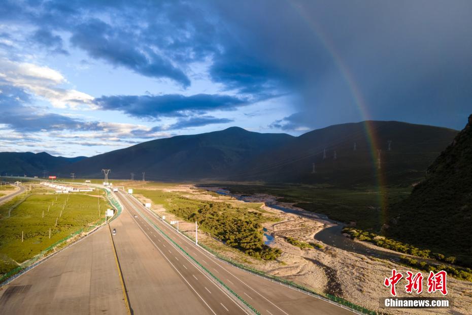 7月23日、拉林高等級道路の上空にかかった虹（撮影?江飛波）。