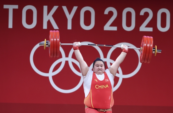 2日、競技中の李雯雯選手。東京五輪ウエイトリフティング女子87キロ超級の試合で、中國の李雯雯選手は金メダルを獲得した。（撮影?楊磊）