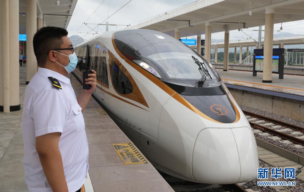 8月3日、大連に向かって錦州北駅を出発する直前の朝凌高速鉄道一番列車?G9147號列車（撮影?楊青）。