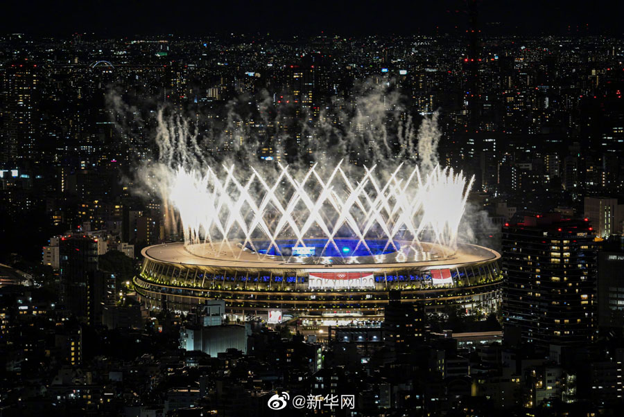 8月8日、東京で行われた第32回夏季五輪閉會式。會場に燦然と輝く「光のオリンピックリング」