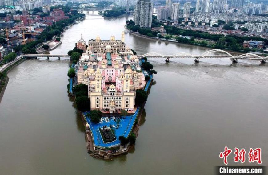 上空から撮影した福建省市街地を流れる閩江に浮かぶ中洲島（撮影?呂明）。