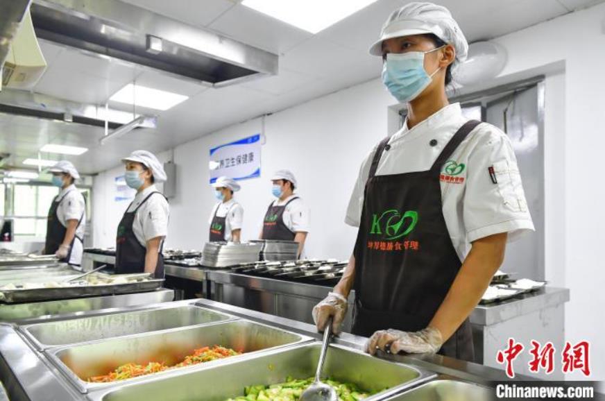 學生食堂の様子（撮影?景衛東）。