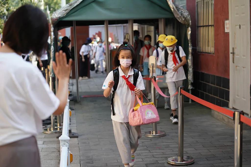 9月1日、新學期初日を迎えた北京十一學校豊臺小學校の校門で児童を迎える教員（撮影?翁奇羽）。