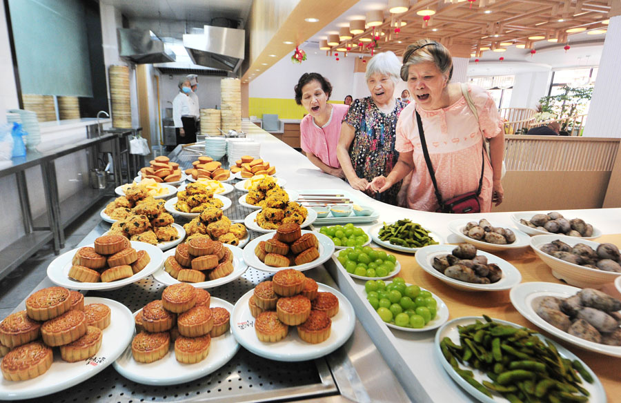 9月21日、上海市のコミュニティ「幸福食堂」に食事をしに來た高齢者（寫真著作権はCFP視覚中國(guó)が所有のため転載禁止）