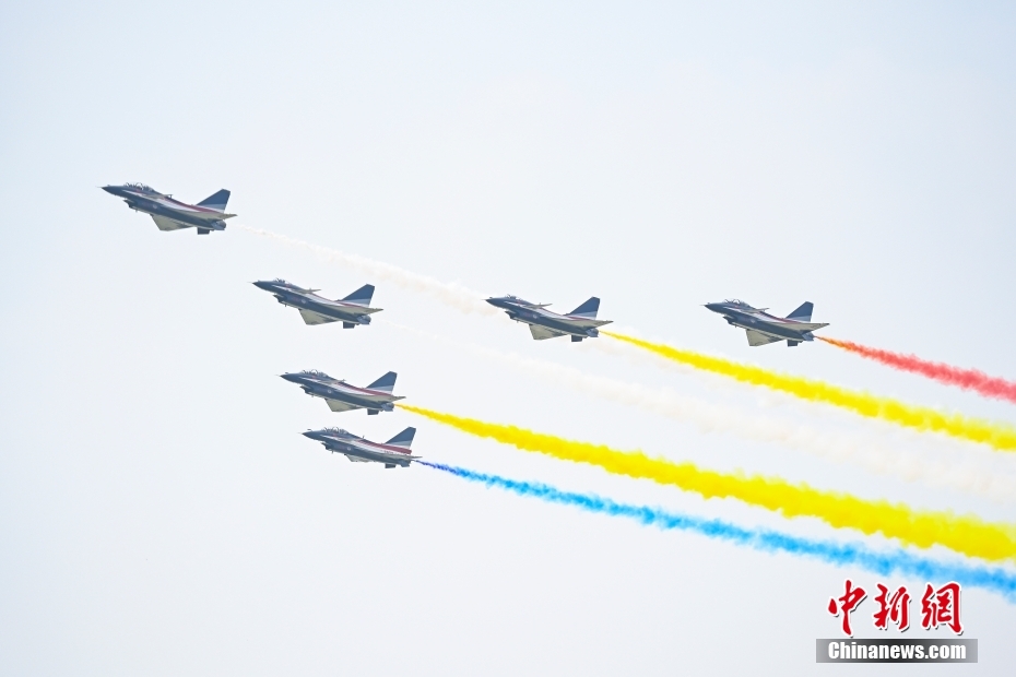 開幕初日の28日、素晴らしいパフォーマンスを披露した中國空軍「八一」アクロバット飛行隊（撮影?陳驥旻）。