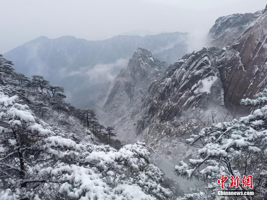 黃山で初雪、仙境のような白銀の世界に　安徽省