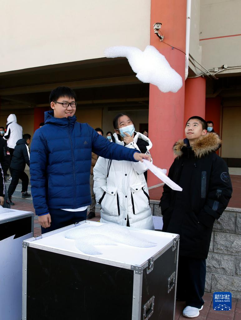 12月6日、「雲製造工程」プロジェクトを展示する生徒たち（撮影?周良）。