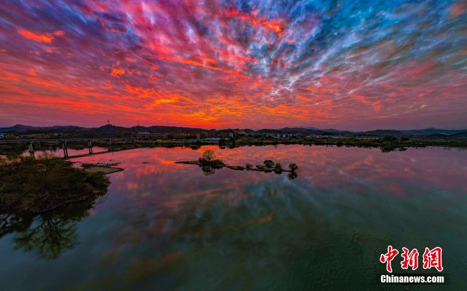 河川や村落とともに見事な自然景観を作りあげた色彩鮮やかな夕焼け雲（撮影?趙春亮）。