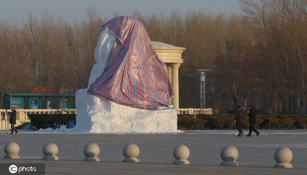 12月8日、太陽島雪博會で「日焼け防止ウェア」をまとった雪像（寫真著作権は東方ICが所有のため転載禁止）。