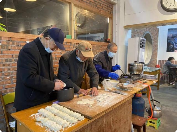 餃子とタマゴ餃子を作る3人（寫真提供?取材対象者）。