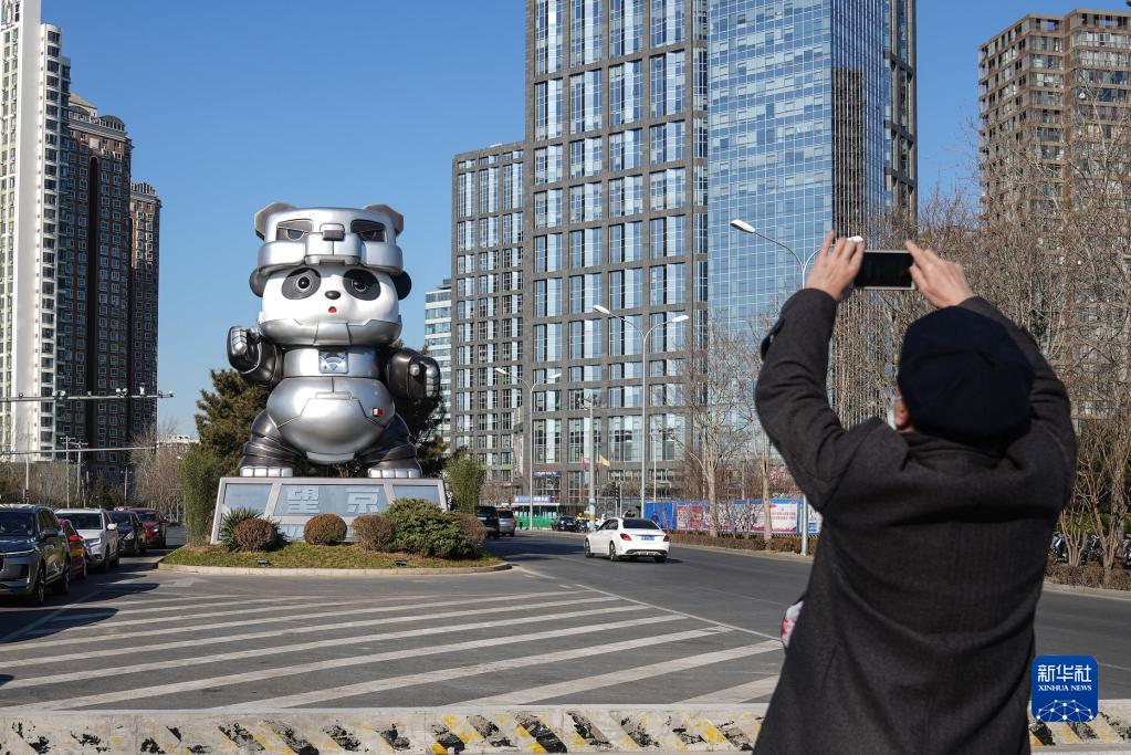 北京市の望京に登場したニュータイプパンダオブジェを撮影する市民（1月2日撮影?彭子洋）。