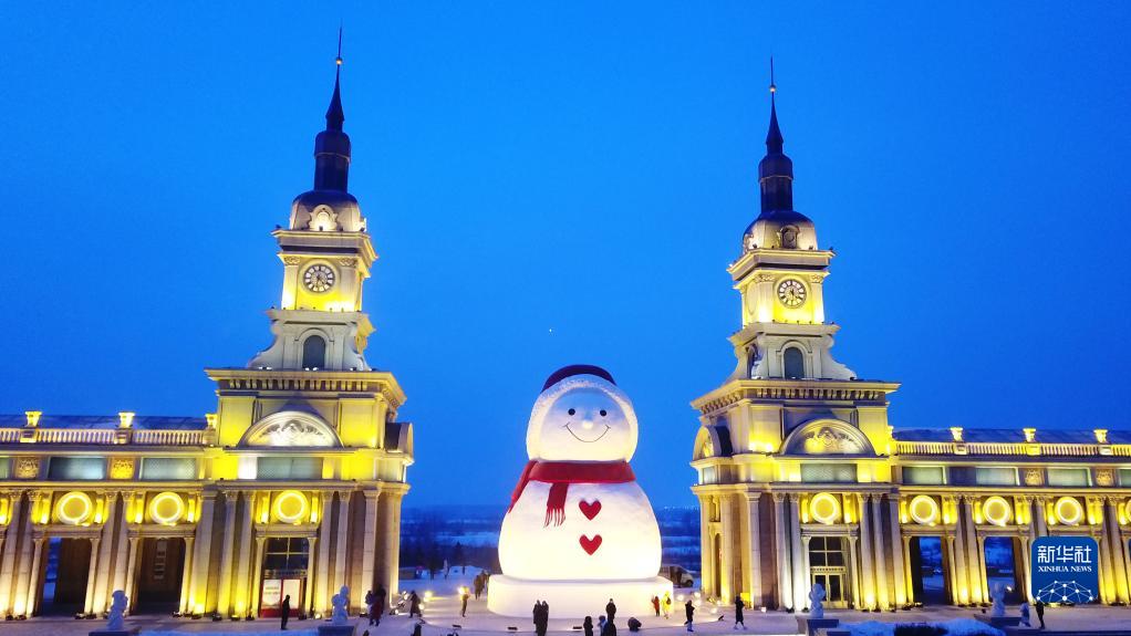 黒竜江省哈爾浜（ハルビン）市の松花江畔に登場した巨大雪だるま（1月9日、ドローンによる撮影?王建威）。