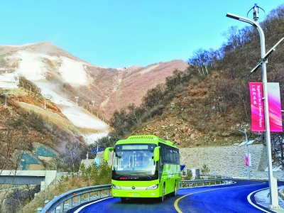 延慶ゾーンの道路を走る水素燃料の新エネ車。