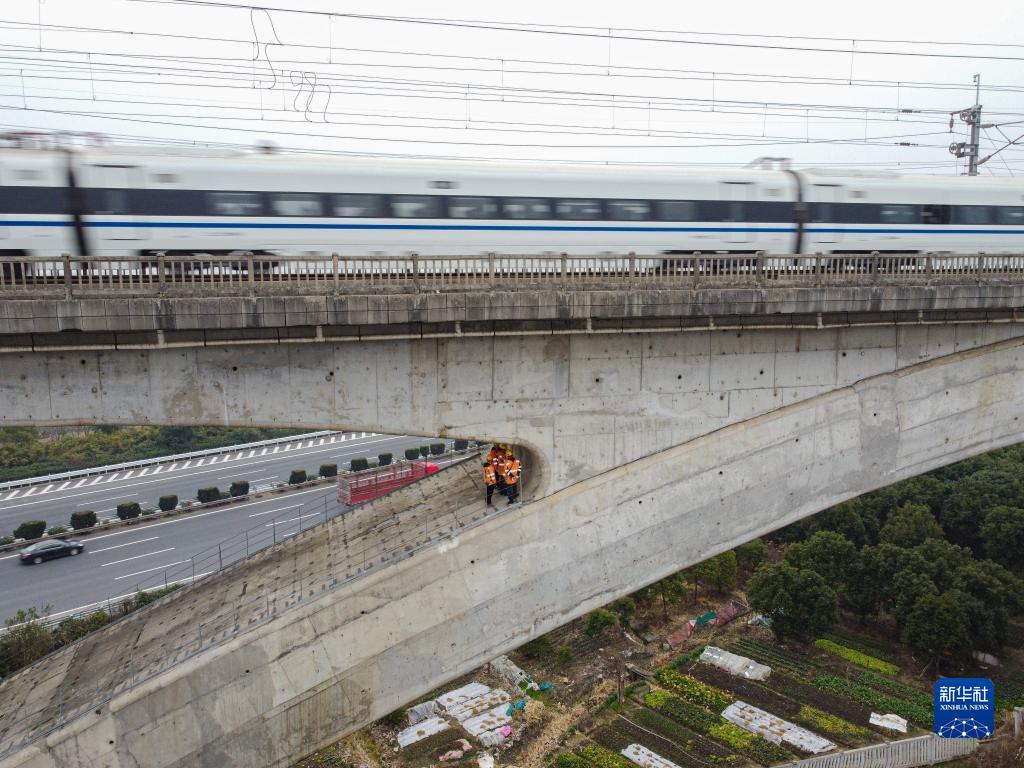 高速鉄道橋の「內(nèi)部」をチェックする「點(diǎn)検士」