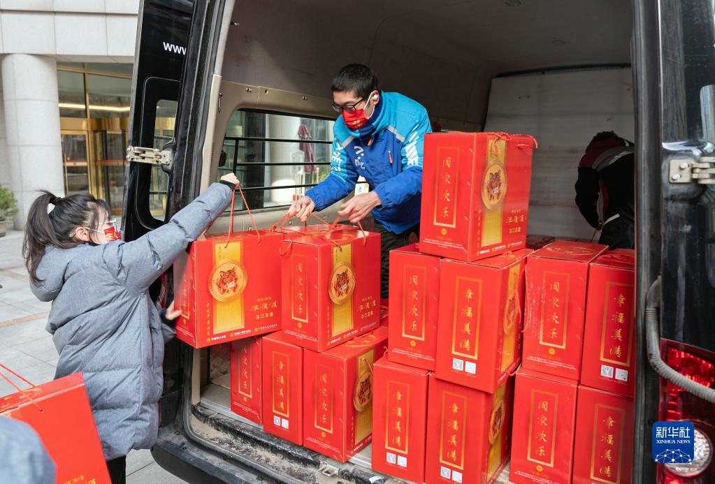 北京中國職工之家で26日、年越し料理ギフトパックを受け取る宅配業界の代表者（撮影?才揚）。