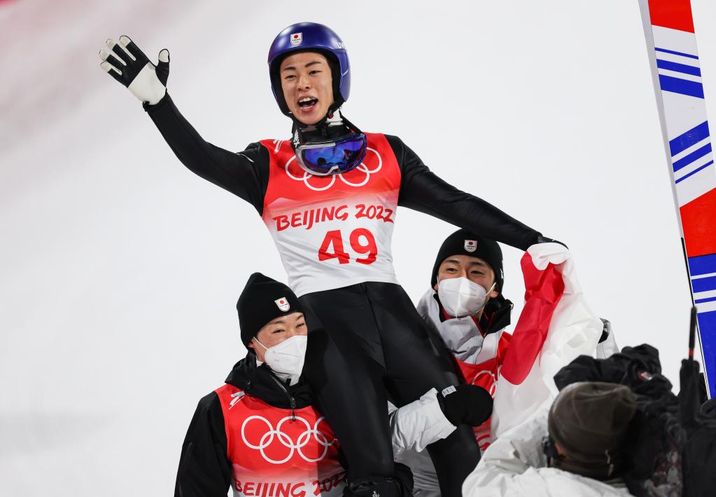 2月6日、北京冬季五輪スキージャンプ男子ノーマルヒル決勝が終わり、優(yōu)勝を喜ぶ日本の小林陵侑選手（寫真上、撮影?江宏景）。