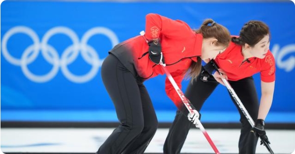 2月14日、試合中の張麗君選手（寫真左）、董子斉選手（撮影?周密）。