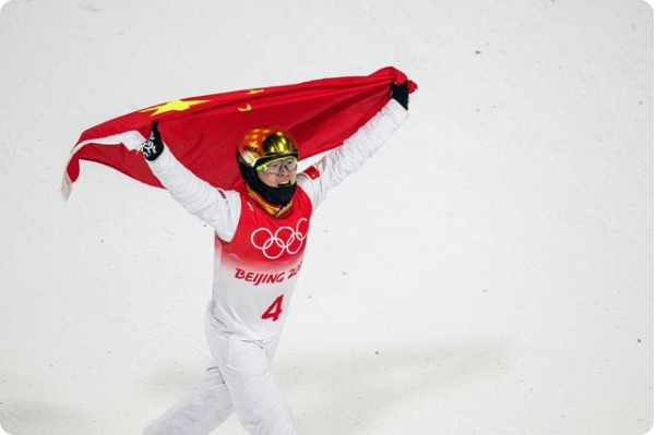 北京五輪フリースタイルスキー男子エアリアルで優勝し、喜ぶ中國の斉広璞選手（2月16日撮影?肖蕓九）。