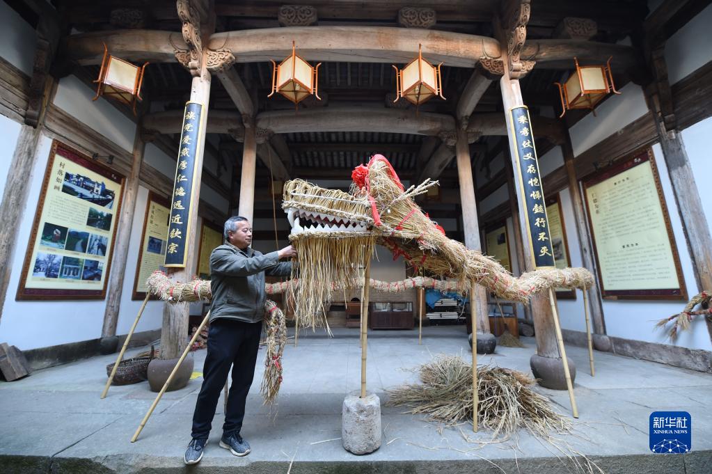 3月2日、黃山市徽州區蜀源村で、編み終えた「草の竜」をチェックする村民（撮影?周牧）。