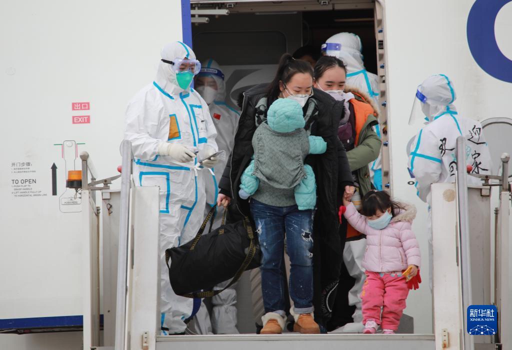 3月6日、中國(guó)國(guó)民を乗せて蘭州中川國(guó)際空港に到著した臨時(shí)航空便の乗客（撮影?杜哲宇）