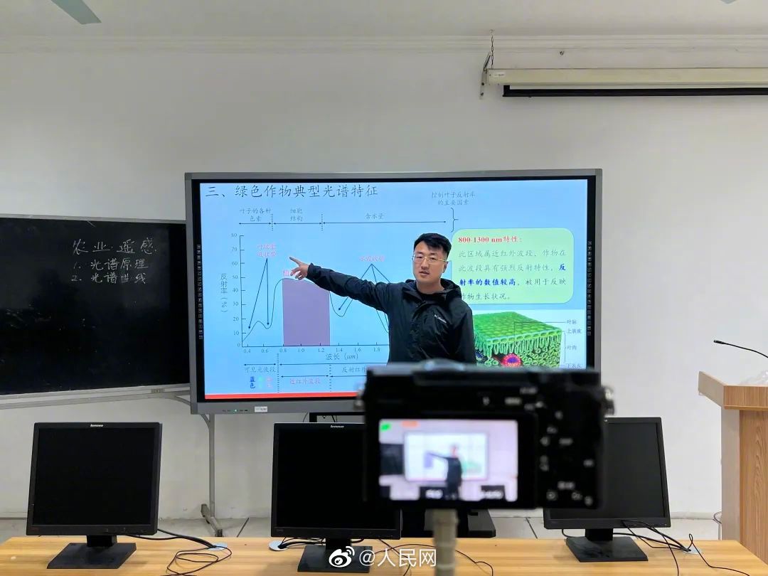 教室でたった一人で授業する大學教員たちに稱賛の聲