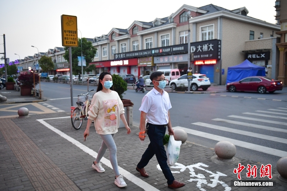 4月11日、上海市金山區楓涇鎮で、買い物のため外出する住民（撮影?田雨昊）。