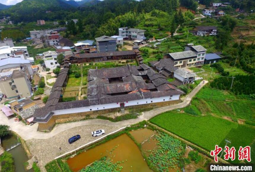 上空から撮影した永泰古村落內にある愛荊荘（撮影?王東明）。