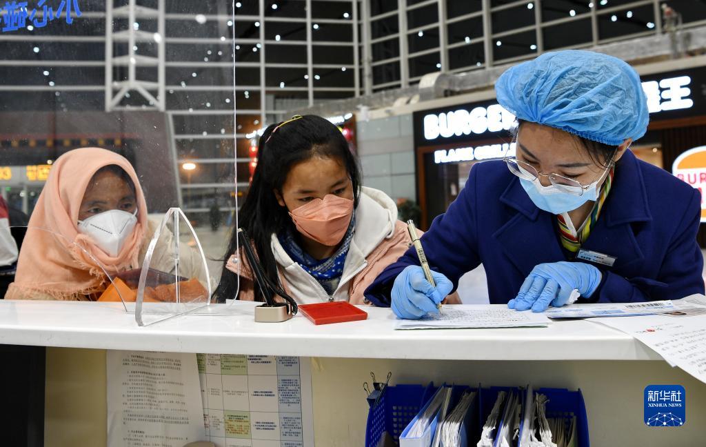 5月8日、西蔵（チベット）自治區拉薩貢嘎（ラサ?クンガ）空港ターミナルビルで、患者と保護者に関する情報を登録する空港職員（寫真右、撮影?張汝鋒）。