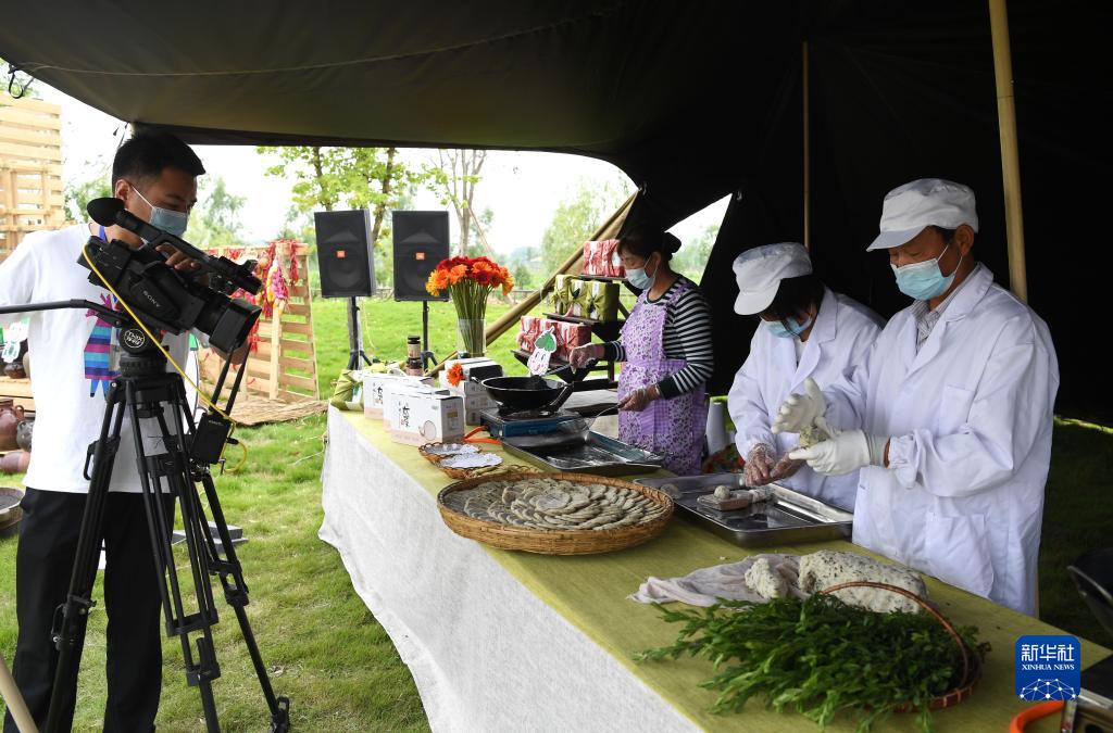 安寧省合肥市肥西県柿樹崗郷で、ライブ配信で地元特産グルメのヨモギ餅を紹介する村民（5月15日撮影?劉軍喜）。