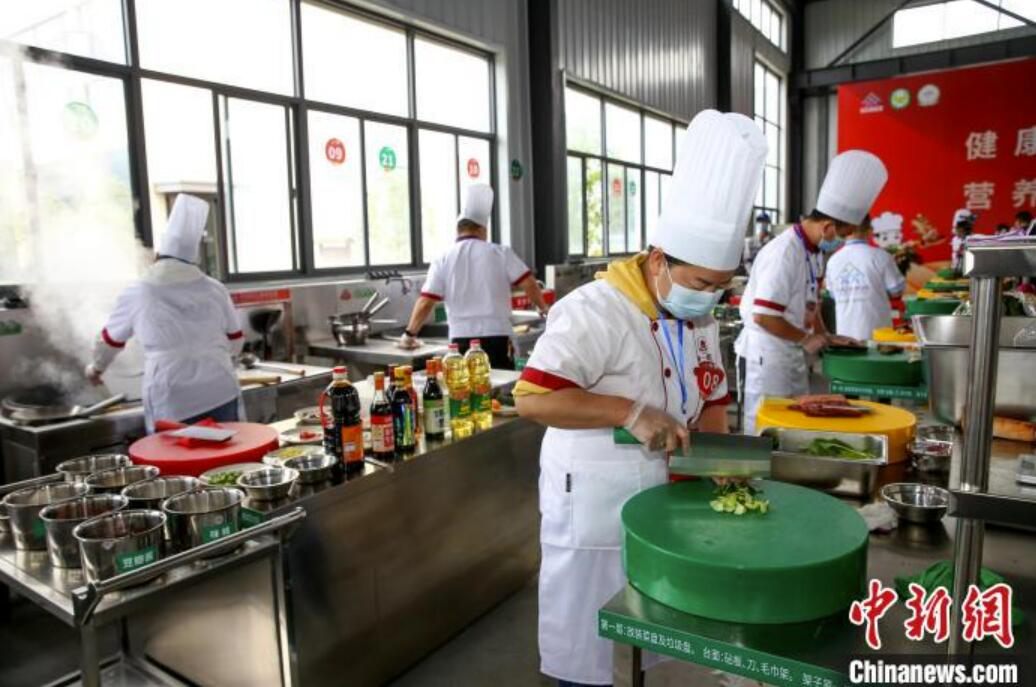 栄養バランスの取れた給食メニューをつくる出場選手（撮影?楊東）。