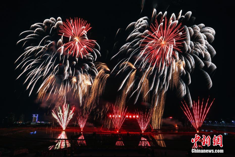 江西省萍郷市上栗県で5月18日夜に夜空に美しく花開いた花火（撮影?劉蕓池）。