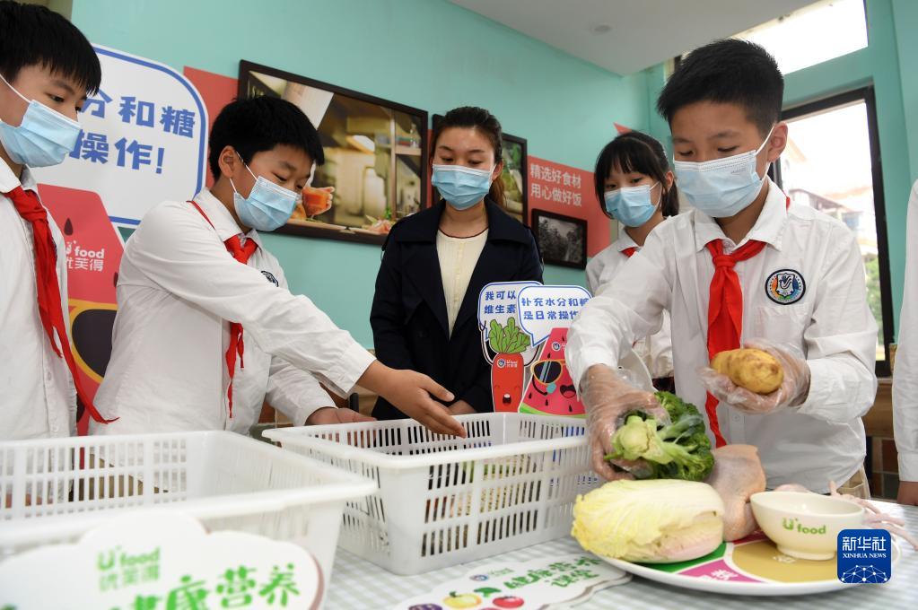 安寧省合肥市翡翠學校で、食べ物と栄養のバランスを自ら考える児童たち（5月19日撮影?劉軍喜）。