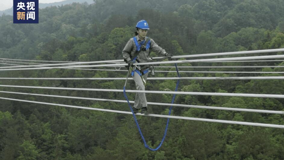 23歳女性作業(yè)員が高さ80メートルの超高圧電線の検収に初挑戦