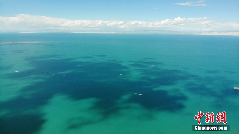 上空から見た青海湖（ドローンで撮影? 李江寧）。