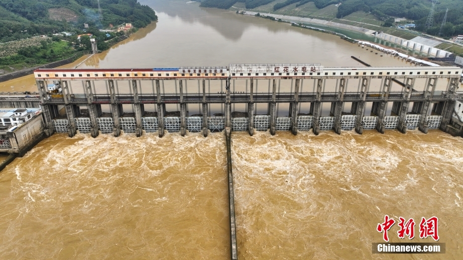 6月9日、ゲートを開き放流を行う紅花水力発電所（ドローンによる撮影?蒙鳴明）。