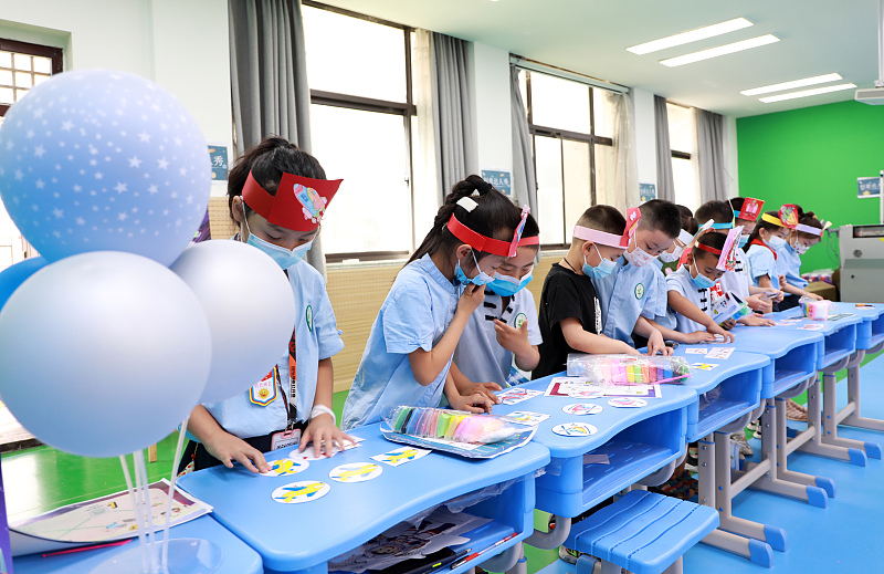 6月13日、河南省鄭州市の沙口路小學校で、「広大な宇宙、飛天の夢を追う」學習評価プレイパーク活動に參加する生徒（寫真著作権はCFP視覚中國が所有のため転載禁止）。