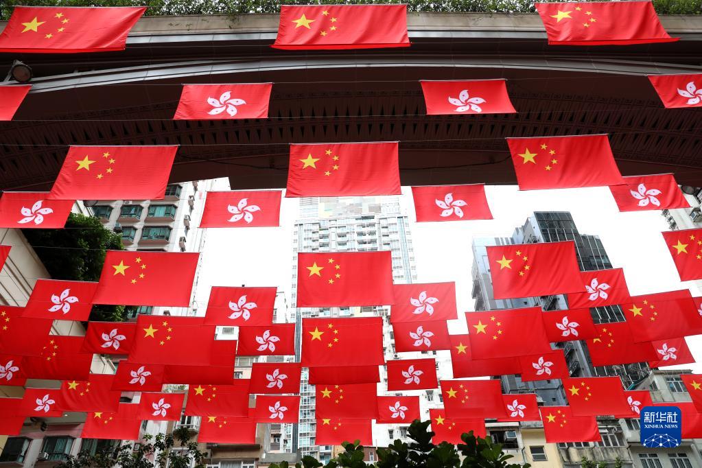 香港地區の路上にはためく中華人民共和國國旗と香港特別行政區區旗（6月19日撮影?呉暁初）。