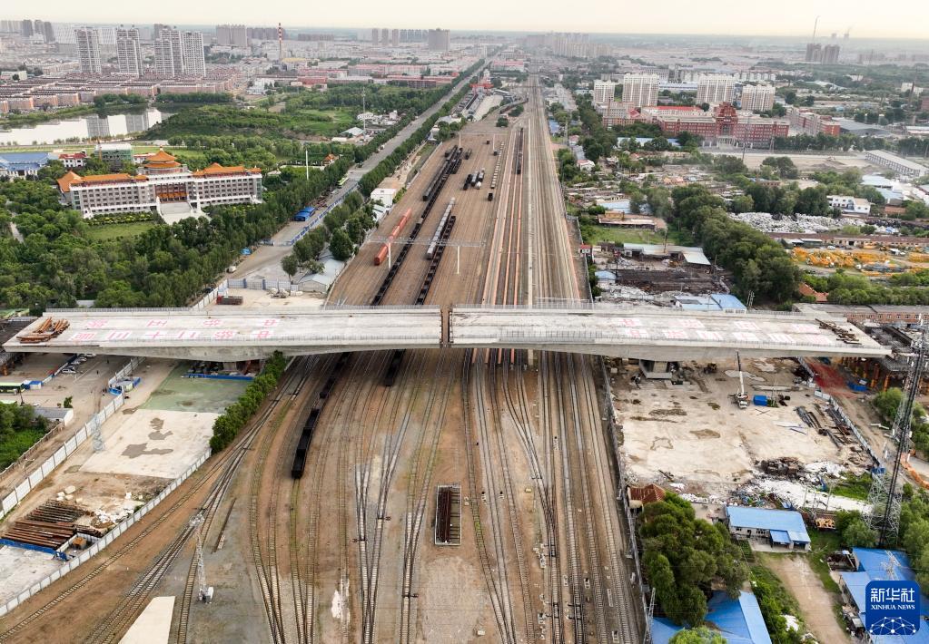 6月22日、回転作業(yè)が終わったチチハル市民航路の鉄道線路をまたぐ橋（ドローンによる撮影?王舒）。