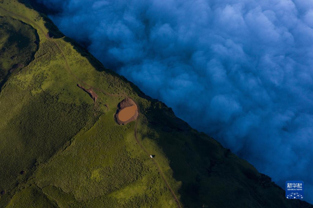 雲と霞立ち込める竜頭山　四川省