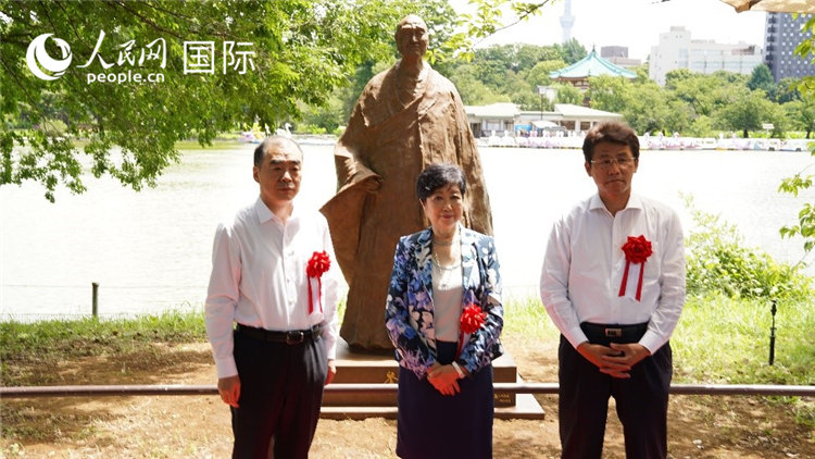 上野公園不忍池の畔で鑑真像の除幕を行う孔鉉佑駐日大使（左）、小池百合子?xùn)|京都知事、三宅伸吾外務(wù)大臣政務(wù)官（右）（撮影?呉穎）