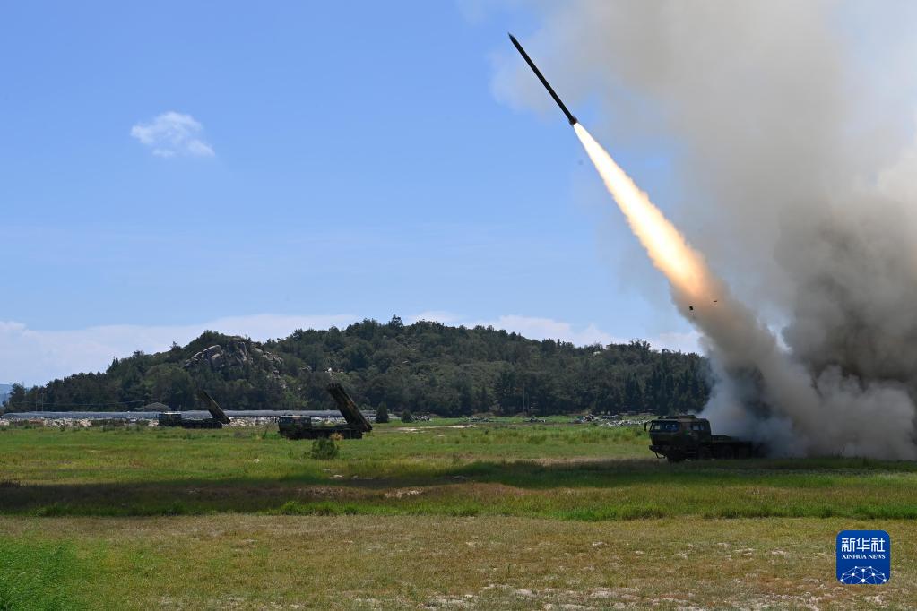 8月4日、東部戦區の陸軍某旅団が長距離火力分隊を組織し、臺灣海峽に向けた実弾射撃訓練を実施する様子 (撮影?頼橋泉)。 