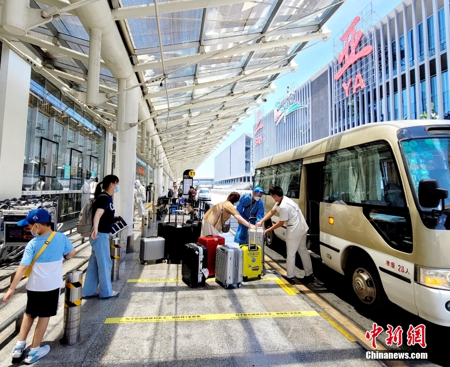 三亜鳳凰國際空港で、荷物を手に出発ロビーに到著した旅客（8月15日撮影?王暁斌）。